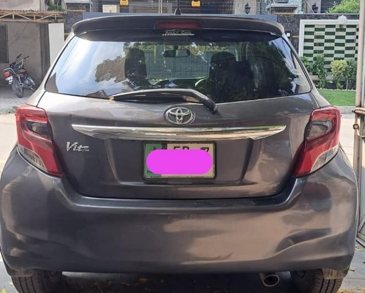 Toyota Vitz 2015